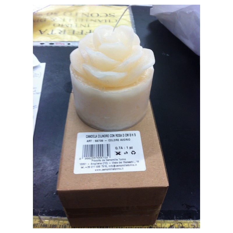 candela cilindro con rosa